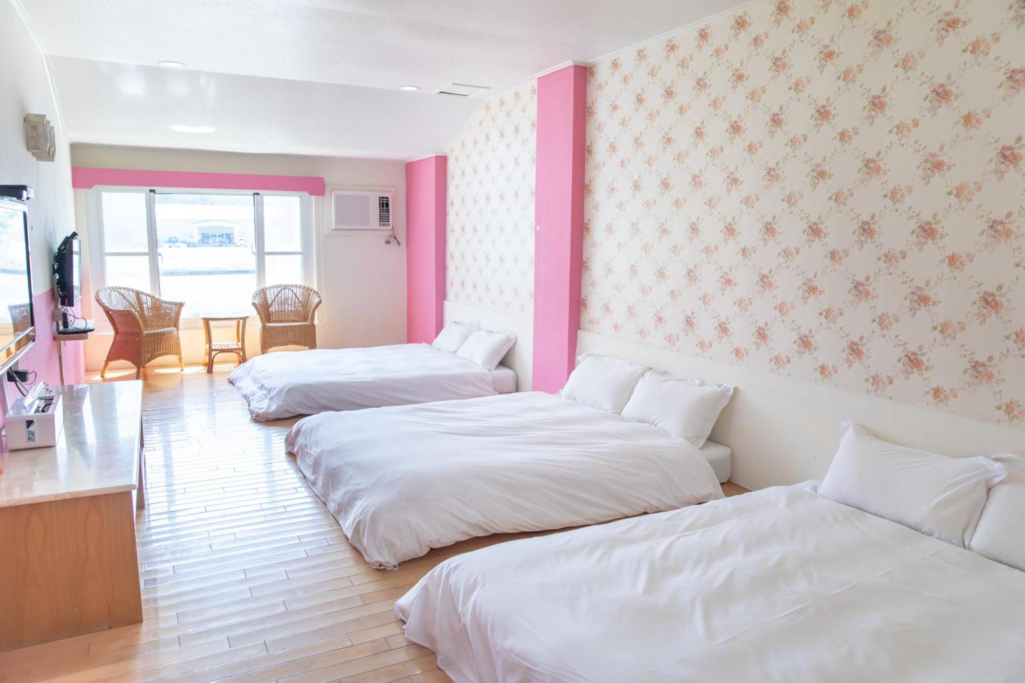 Lovestar Lakeside Hotel - Stars Building Nanwan Room photo